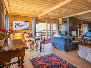 a living room with a blue couch and a table at Appartement de luxe à l'Alpe d'Huez, sur les pistes, terrasses, parking, 175m² pour 8 personnes - FR-1-645-37 in LʼHuez