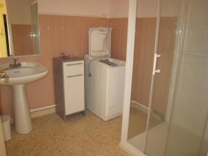 łazienka z umywalką, toaletą i prysznicem w obiekcie Appartement F2 avec Terrasse et Parking, Proche Cures et Centre-ville - Amélie-les-Bains - FR-1-703-142 w mieście Amélie-les-Bains-Palalda +3 zdjęcia