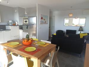 Kuchyňa alebo kuchynka v ubytovaní Superbe 4 pièces avec terrasse, clim, piscine et parking à Sète - FR-1-338-493 + 26 fotografií