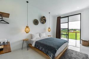 ein Schlafzimmer mit einem Bett und einem großen Fenster in der Unterkunft 2BR Pool Villa Alba in Canggu, Rice field view in Dalung + 18 Fotos