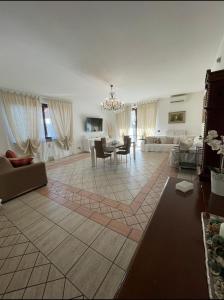 sala de estar amplia con mesa y sofá en Villa near Milan & Rho Fiera, en Gaggiano