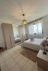 um quarto grande com uma cama e uma casa de banho em Villa near Milan & Rho Fiera em Gaggiano