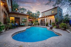 una piscina en el patio trasero de una casa en New! Spanish Gem-HotTub-Pool-Mins to River Walk, en San Antonio