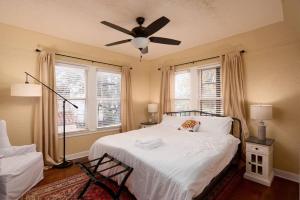 1 dormitorio con 1 cama y ventilador de techo en New! Spanish Gem-HotTub-Pool-Mins to River Walk, en San Antonio