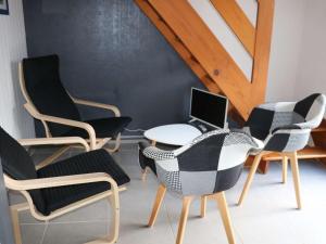 een kamer met stoelen en een tafel met een laptop bij Maison Erdeven, 3 pièces, 4 personnes - FR-1-479-108 in Erdeven