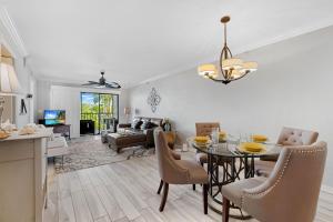 uma sala de jantar e sala de estar com mesa e cadeiras em Santa Maria 110 em Fort Myers Beach