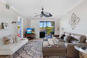 uma sala de estar com um sofá e uma televisão em Santa Maria 110 em Fort Myers Beach