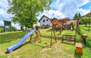 um parque infantil com um escorrega num quintal em Lovely Home In Beletinec With Wifi em Beretinec