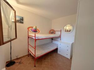 En eller flere køyesenger på et rom på Appartement Cavalaire-sur-Mer, 2 pièces, 4 personnes - FR-1-226B-108
