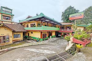 un edificio con una señal delante de él en OYO 92282 Hotel Muria, en Yogyakarta