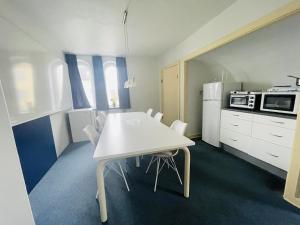 Kuchyň nebo kuchyňský kout v ubytování aday - Spacious and beautiful apartment in the center of Frederikshavn