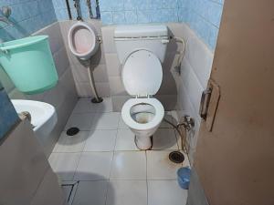 uma pequena casa de banho com WC e urinol em Kailash Hotel em Jaipur