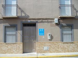 - un bâtiment avec une porte et un panneau dans l'établissement Apartamentos Alamare, à Séville