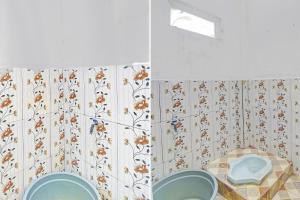 twee foto's van een badkamer met toilet bij SPOT ON 92281 Susupuan Kost in Tondano
