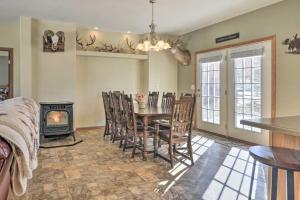 Imagen de la galería de Charming Cody Vacation Home with Mtn Views!, en Cody