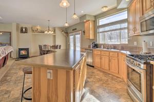 Imagen de la galería de Charming Cody Vacation Home with Mtn Views!, en Cody 19 fotos más