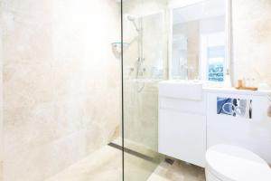 Bilik mandi di Harbourside7 - modern 1br unit with fab views