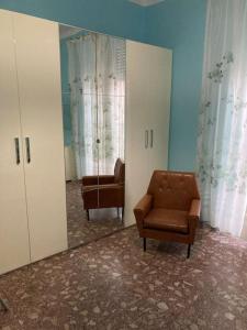 um espelho num quarto com uma cadeira e um espelho em La scaletta sul mare di Pizzo [ WiFi e Disney+ ] em Pizzo