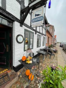 um restaurante com abóboras em mesas fora de um edifício em Restaurant Sælhunden em Ribe