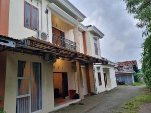 ein Gebäude mit einem Balkon an der Seite in der Unterkunft D'Aurora Homestay in Timuran