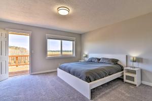 1 dormitorio con cama y ventana grande en Fully Remodeled Hillsboro Home with Home Theater!, en Hillsboro