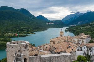 a view of a town with a river and mountains at La casa nella Pinetina in Alfedena
