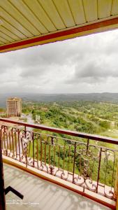 einen Blick vom Balkon eines Resorts in der Unterkunft Taal Lake Staycation Juliet's Vacation in Splendido Free Parking Netflix in Tagaytay
