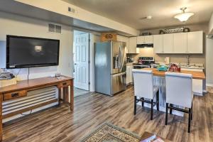 una cucina con frigorifero e tavolo con sedie di Denver Area Apartment Near Red Rocks! a Wheat Ridge