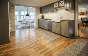 cocina con suelo de madera y encimera en 5 Bedroom Pet Friendly Home In Strmsnsbruk, en Strömsnäsbruk