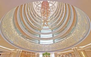 a ceiling of a building with a chandelier at 潍坊富华大酒店a座 in Weifang