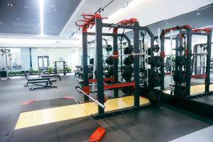 a gym with a lot of weight machines at 潍坊富华大酒店a座 in Weifang