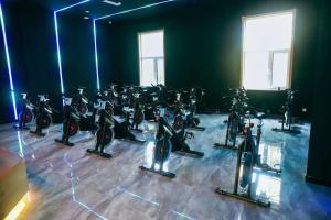 a room filled with rows of exercise bikes at 潍坊富华大酒店a座 in Weifang +25 photos
