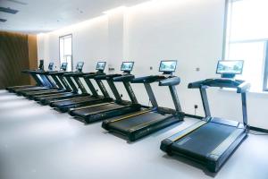a row of treadmills in a gym at 潍坊富华大酒店a座 in Weifang