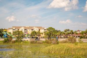 オーランドにあるThe Wish House, just miles from Disney Worldのリゾートの水辺の景色を望めます。