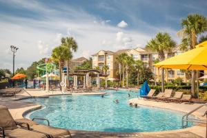 uma piscina num resort com pessoas em The Wish House, just miles from Disney World em Orlando
