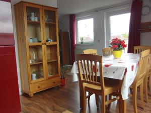 a dining room with a table and some chairs at Ferienwohnung Weinklang in Volkach