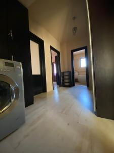 a living room with a washing machine in a house at Penthouse City Centre in Iaşi