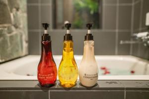 京都喜楽・翡翠的浴缸前的浴室台上坐了三瓶 更多48张照片