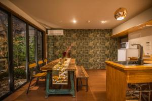 京都喜楽・翡翠的一间带桌子和水槽的用餐室