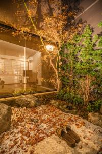 京都喜楽・翡翠的坐在花园地面上的一双凉鞋