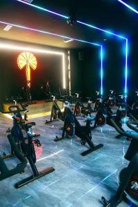 a gym with a bunch of exercise bikes in a room at 潍坊富华大酒店a座 in Weifang