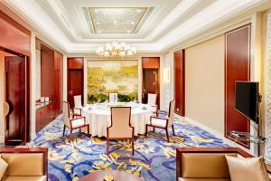 Ein Sitzbereich in der Unterkunft 潍坊富华大酒店B座 The Farrington Hotel B