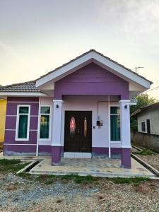 PendangにあるNazLa Homestay Pendangの紫の扉のある紫の家