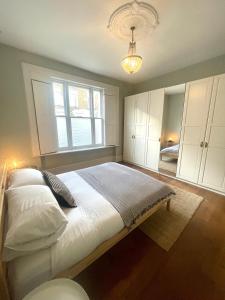 Un dormitorio con una cama grande y una ventana en NEW! Luxury 1 bed garden apartment Camden Town, en Londres