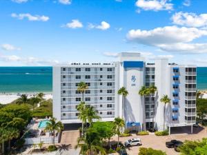 un hotel con vistas a la playa y al océano en Estero Island Beach Villas 601, 2 Bedrooms, Beach Front, WiFi, Sleeps 6, en Fort Myers Beach