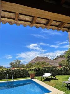 The swimming pool at or close to Villa Sitges Julia Vista Espectacular 2 k m s de la Playa Comoda & Area Tranquila Amplitud interior y plana