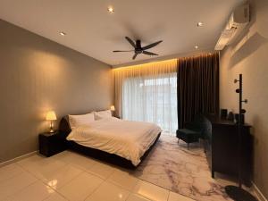 a bedroom with a bed and a ceiling fan at Jenjarom Cozy House FREE PARKING in Jenjarum