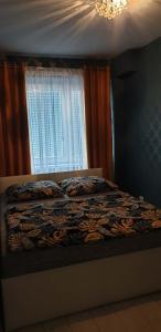 Posteľ alebo postele v izbe v ubytovaní APARTAMENT 2+2