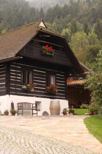 een huis met een bankje ervoor bij Bachkeusche in Ossiach