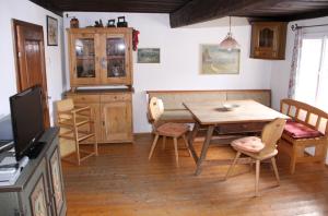 a kitchen and dining room with a table and chairs at Bachkeusche in Ossiach
